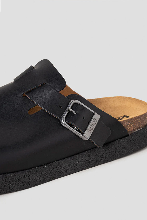 올리비에 청키 - 블랙은 천연 가죽과 소가죽 소재로 제작된 남성용 샌들입니다. 라운드 앞코에 굽 높이가 높고 청키힐 디자인으로, 봄, 여름 시즌 일상룩과 휴가, 여행 스타일에 매치하기 좋습니다. 무지 패턴으로 클래식, 미니멀, 캐주얼 룩에 모두 잘 어울립니다. 코르크 소재 중창과 바이오 프린트 기술이 적용된 안창으로 푹신한 착화감을 선사합니다.
