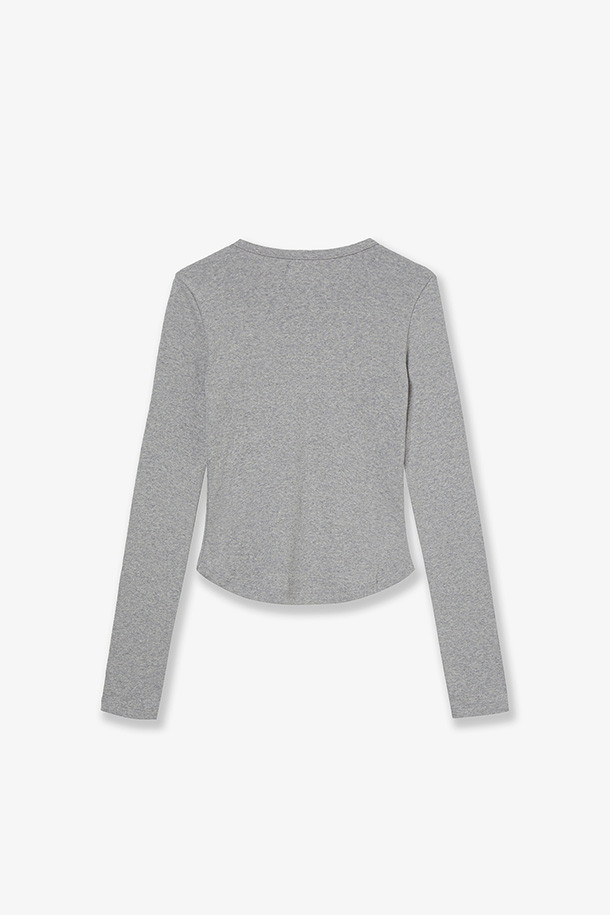 DOT 스몰 레터 L/S - 멜란지 그레이는 2025 F/W 'KEEPSAKE' 컬렉션의 티셔츠입니다. 부드러운 면 소재로 제작되어 가을, 겨울철에 편안하게 착용할 수 있습니다. 캐주얼하고 미니멀한 스타일로, 일상과 동네 마실룩에 적합합니다. 레귤러 핏의 긴 소매 라운드넥 디자인이며, A로고와 도트 패턴이 특징입니다. 멜란지 그레이 컬러로 다양한 하의와 쉽게 매치할 수 있습니다.
