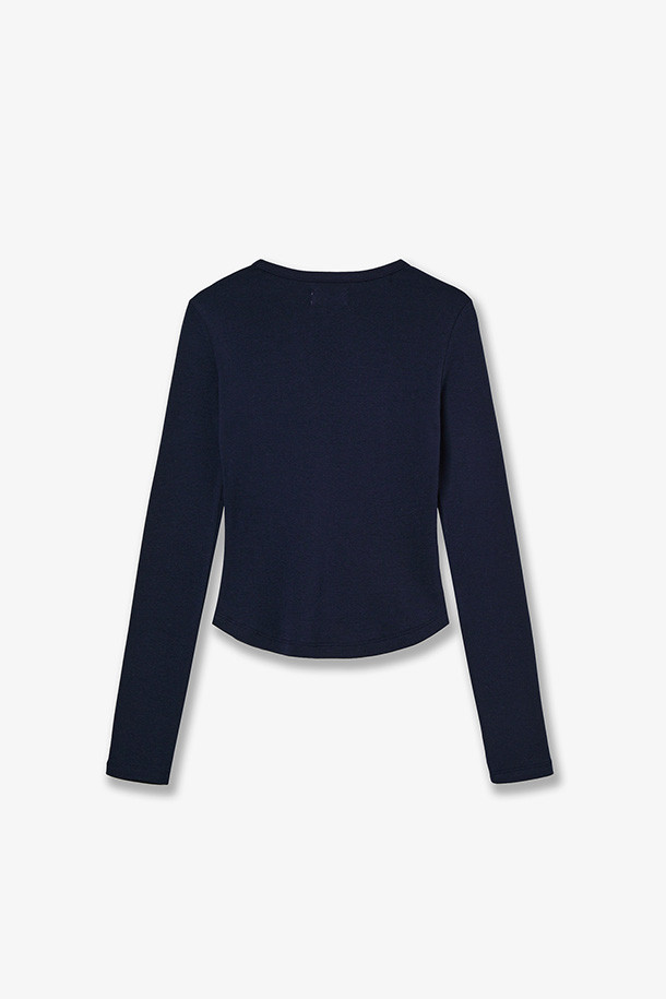 네이비 색상의 DOT SMALL LETTER L/S (도트 스몰 레터 L/S) 티셔츠입니다. 면 소재로 제작되어 가을, 겨울철에 착용하기 좋으며, 캐주얼 스타일을 연출할 수 있습니다. 전면에 A로고 디자인과 도트 패턴이 적용되어 포인트를 더했습니다. 데일리룩, 동네 마실룩, 산책룩 등 다양한 TPO에 활용 가능하며, 미니멀 또는 클래식한 스타일과 매치하여 개성 있는 룩을 완성해보세요.
