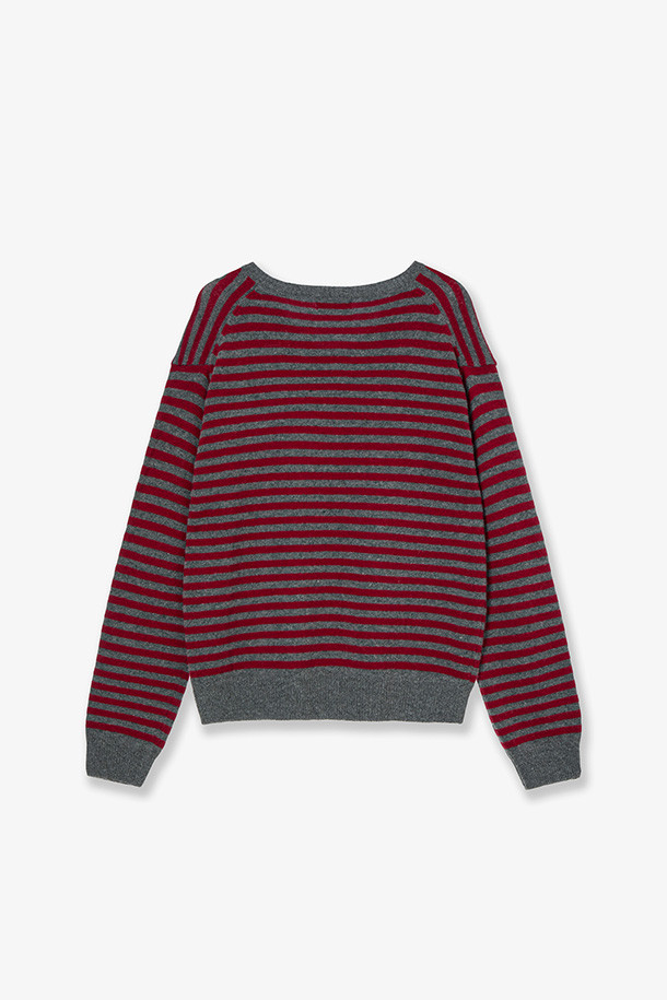 그레이 색상의 STRIPE 브이넥 니트 풀오버입니다. 캐시미어, 울, 나일론 혼방 소재로 제작되어 가을, 겨울 시즌에 따뜻하게 착용할 수 있습니다. 레귤러핏으로 제작되었으며, 베이직한 디자인과 스트라이프 패턴이 특징입니다. 데일리룩, 모임룩 등 다양한 TPO에 클래식, 미니멀, 캐주얼 스타일로 연출하기 좋습니다. 소매는 긴소매이며, 심볼 자수 디테일로 포인트를 더했습니다.
