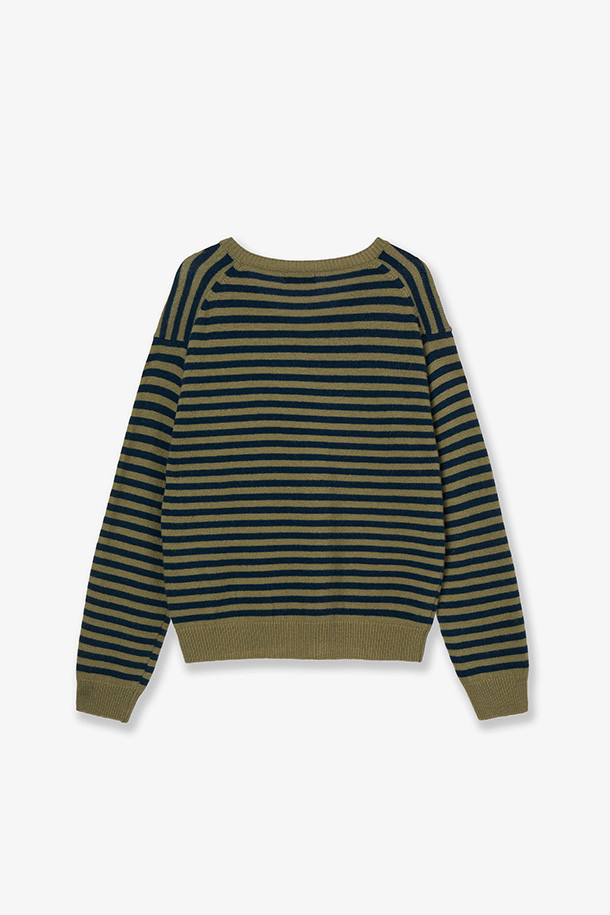 카키 컬러의 스트라이프 브이넥 니트 풀오버는 여성스러움과 캐주얼한 매력을 동시에 선사합니다. 부드러운 캐시미어, 울, 나일론 혼방 소재로 제작되어 포근하고 편안한 착용감을 느낄 수 있습니다. 가을, 겨울 시즌 데일리룩에 활용하기 좋은 레귤러핏의 긴 소매 크롭 니트이며, 심플한 디자인에 스트라이프 패턴으로 포인트를 더했습니다. 베이직하면서도 세련된 스타일을 연출하여 다양한 하의와 매치하기 용이합니다.
