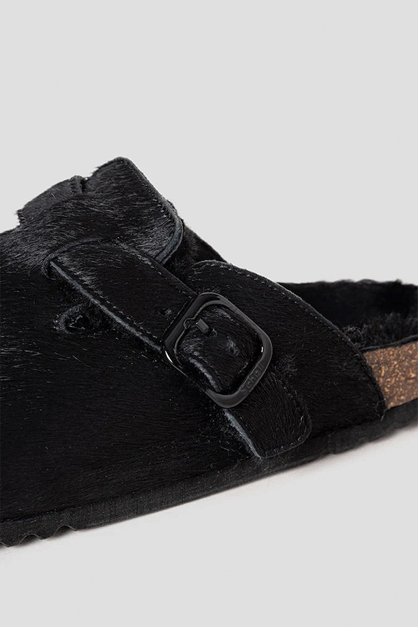 FAE 페이 - Black 크로그는 추운 계절, 출근룩에 어울리는 여성용 신발입니다. 블랙 컬러의 천연 가죽, 소가죽, 코르크, EVA 소재로 제작되었으며, 안감은 퍼 소재로 포근한 착용감을 선사합니다. 버클 여밈과 무지 디자인의 클래식, 미니멀, 캐주얼 스타일을 연출할 수 있습니다. 특히, 바이오 프린트 기술과 아치 서포트, 미끄럼 방지 기능이 더해져 편안함과 안전성까지 갖췄습니다.
