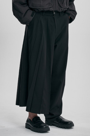[아조바이아조] Asymmetric Pleat Pants 어시메트릭 플리츠 팬츠  - BLACK