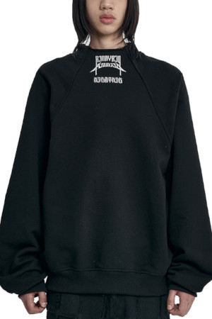 [아조바이아조] Raglan High Neck Arch Logo Sweatshirt 래글런 하이 넥 아치 로고 스웻셔츠  - BLACK