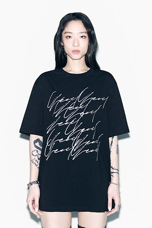 [LEEY] SIGNATURE OVERSIZED T-SHIRT 시그니처 오버사이즈 티셔츠 - BLACK