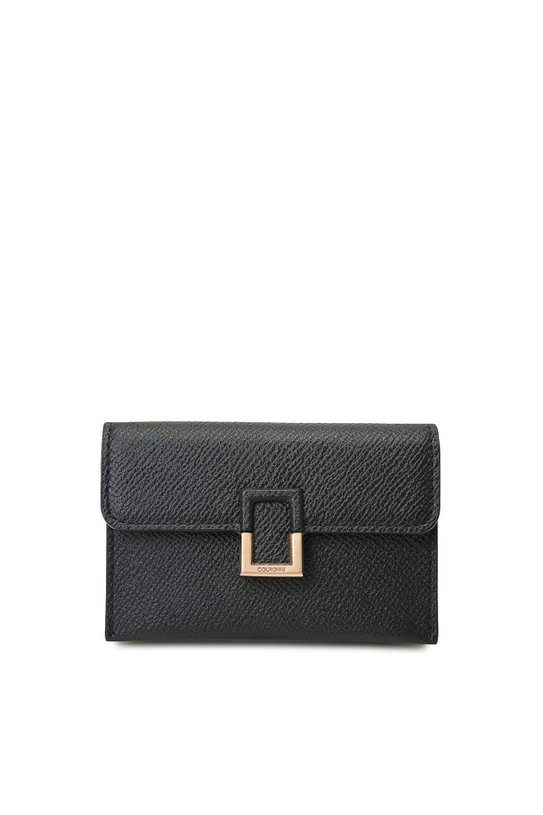 세련된 디자인의 일리안(Lilane) 아코디언 카드지갑입니다. 소가죽 소재에 리자드 엠보와 잔잔한 무늬를 더해 고급스러운 질감을 선사하며, 그린과 블랙 두 가지 색상으로 만나볼 수 있습니다. 아코디언 디자인과 하프 싸개 디테일이 돋보이며, 내부에는 4개의 카드칸과 명함 수납이 가능한 실용적인 구성입니다. 골드 또는 실버 컬러 하드웨어로 포인트를 주어 미니멀하면서도 세련된 스타일을 완성합니다. 데이트룩, 쇼핑룩, 카페룩 등 다양한 TPO에 맞춰 미니멀, 클래식, 시크한 스타일을 연출해보세요.
