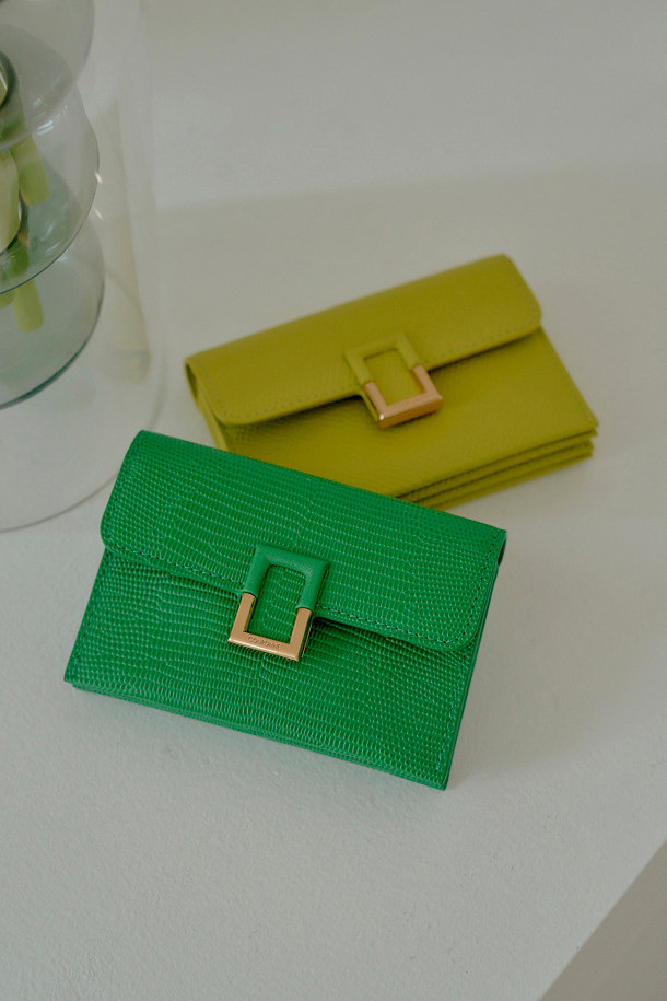 **일리안(Lilane) 아코디언 카드지갑**

세련된 디자인의 일리안(Lilane) 아코디언 카드지갑입니다. 소가죽 소재에 리자드 엠보 패턴을 더하여 고급스러운 질감을 살렸습니다. 그린, 블랙 두 가지 색상으로 출시되었으며, 하프 싸개와 골드/실버 하드웨어 장식이 돋보입니다. 아코디언 형태의 지갑으로 카드 4개를 수납할 수 있으며, 미니멀한 스타일에 어울리는 아이템입니다. 데이트룩, 쇼핑룩, 카페룩 등 다양한 TPO에 활용 가능하며, 미니멀, 클래식, 시크 스타일을 즐기는 분들께 추천합니다.
