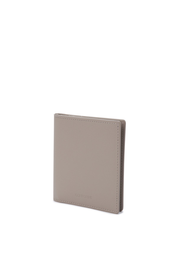 베이지 컬러의 벨로 반지갑입니다. 부드러운 소가죽 소재로 제작되었으며, 미니멀한 스타일을 추구하는 남녀 모두에게 잘 어울립니다. 카드칸 6개, 지폐칸 1개, 클리패스 카드칸 1개로 구성되어 컴팩트하면서도 실용적인 수납력을 제공합니다. 미니멀, 클래식, 시크 스타일을 즐기는 분들께 데이트룩, 쇼핑룩, 카페룩 등 다양한 TPO에 맞춰 활용하기 좋습니다. 손에 쏙 들어오는 미니 사이즈로 휴대성 또한 뛰어납니다.
