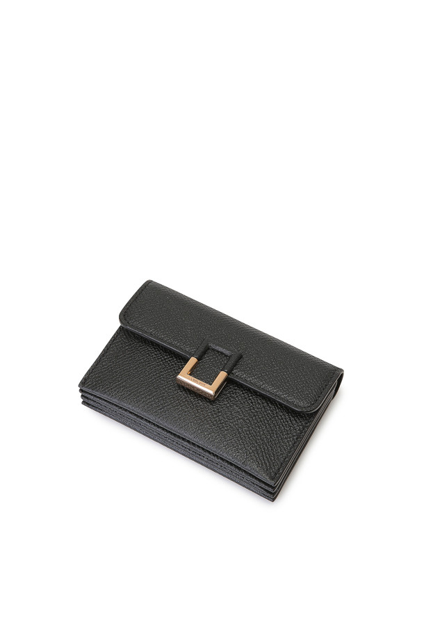 세련된 디자인의 일리안(Lilane) 아코디언 카드지갑입니다. 소가죽 소재에 리자드 엠보와 잔잔한 무늬를 더해 고급스러운 질감을 선사하며, 그린과 블랙 두 가지 색상으로 만나볼 수 있습니다. 아코디언 디자인과 하프 싸개 디테일이 돋보이며, 내부에는 4개의 카드칸과 명함 수납이 가능한 실용적인 구성입니다. 골드 또는 실버 컬러 하드웨어로 포인트를 주어 미니멀하면서도 세련된 스타일을 완성합니다. 데이트룩, 쇼핑룩, 카페룩 등 다양한 TPO에 맞춰 미니멀, 클래식, 시크한 스타일을 연출해보세요.
