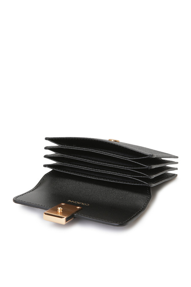 세련된 디자인의 일리안(Lilane) 아코디언 카드지갑입니다. 소가죽 소재에 리자드 엠보와 잔잔한 무늬를 더해 고급스러운 질감을 선사하며, 그린과 블랙 두 가지 색상으로 만나볼 수 있습니다. 아코디언 디자인과 하프 싸개 디테일이 돋보이며, 내부에는 4개의 카드칸과 명함 수납이 가능한 실용적인 구성입니다. 골드 또는 실버 컬러 하드웨어로 포인트를 주어 미니멀하면서도 세련된 스타일을 완성합니다. 데이트룩, 쇼핑룩, 카페룩 등 다양한 TPO에 맞춰 미니멀, 클래식, 시크한 스타일을 연출해보세요.
