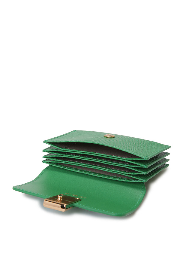 **일리안(Lilane) 아코디언 카드지갑**

세련된 디자인의 일리안(Lilane) 아코디언 카드지갑입니다. 소가죽 소재에 리자드 엠보 패턴을 더하여 고급스러운 질감을 살렸습니다. 그린, 블랙 두 가지 색상으로 출시되었으며, 하프 싸개와 골드/실버 하드웨어 장식이 돋보입니다. 아코디언 형태의 지갑으로 카드 4개를 수납할 수 있으며, 미니멀한 스타일에 어울리는 아이템입니다. 데이트룩, 쇼핑룩, 카페룩 등 다양한 TPO에 활용 가능하며, 미니멀, 클래식, 시크 스타일을 즐기는 분들께 추천합니다.
