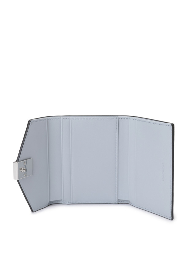 베르너(Verner) 반지갑은 시크하고 미니멀한 스타일을 선호하는 당신을 위한 아이템입니다. 엠보 패턴의 가죽 소재에 사각 디자인과 커브 장식이 더해져 클래식한 멋을 자아냅니다. 내부에는 1개의 지폐칸, 5개의 카드칸, 그리고 1개의 다용도칸이 있어 수납력을 높였습니다. 세미 하드 타입으로 제작되어 스크래치에 강하며, 24K 골드 유광 또는 니켈 하드웨어로 고급스러움을 더했습니다. 데이트룩, 모임룩, 오피스룩 등 다양한 TPO에 활용하여 세련된 스타일을 연출해보세요.
