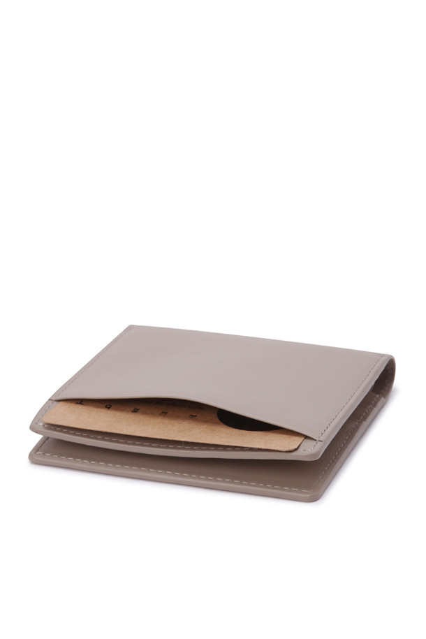 베이지 컬러의 벨로 반지갑입니다. 부드러운 소가죽 소재로 제작되었으며, 미니멀한 스타일을 추구하는 남녀 모두에게 잘 어울립니다. 카드칸 6개, 지폐칸 1개, 클리패스 카드칸 1개로 구성되어 컴팩트하면서도 실용적인 수납력을 제공합니다. 미니멀, 클래식, 시크 스타일을 즐기는 분들께 데이트룩, 쇼핑룩, 카페룩 등 다양한 TPO에 맞춰 활용하기 좋습니다. 손에 쏙 들어오는 미니 사이즈로 휴대성 또한 뛰어납니다.
