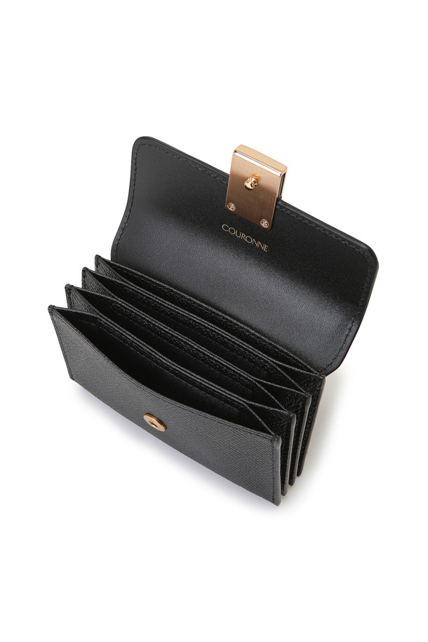 세련된 디자인의 일리안(Lilane) 아코디언 카드지갑입니다. 소가죽 소재에 리자드 엠보와 잔잔한 무늬를 더해 고급스러운 질감을 선사하며, 그린과 블랙 두 가지 색상으로 만나볼 수 있습니다. 아코디언 디자인과 하프 싸개 디테일이 돋보이며, 내부에는 4개의 카드칸과 명함 수납이 가능한 실용적인 구성입니다. 골드 또는 실버 컬러 하드웨어로 포인트를 주어 미니멀하면서도 세련된 스타일을 완성합니다. 데이트룩, 쇼핑룩, 카페룩 등 다양한 TPO에 맞춰 미니멀, 클래식, 시크한 스타일을 연출해보세요.
