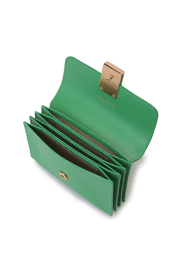 **일리안(Lilane) 아코디언 카드지갑**

세련된 디자인의 일리안(Lilane) 아코디언 카드지갑입니다. 소가죽 소재에 리자드 엠보 패턴을 더하여 고급스러운 질감을 살렸습니다. 그린, 블랙 두 가지 색상으로 출시되었으며, 하프 싸개와 골드/실버 하드웨어 장식이 돋보입니다. 아코디언 형태의 지갑으로 카드 4개를 수납할 수 있으며, 미니멀한 스타일에 어울리는 아이템입니다. 데이트룩, 쇼핑룩, 카페룩 등 다양한 TPO에 활용 가능하며, 미니멀, 클래식, 시크 스타일을 즐기는 분들께 추천합니다.
