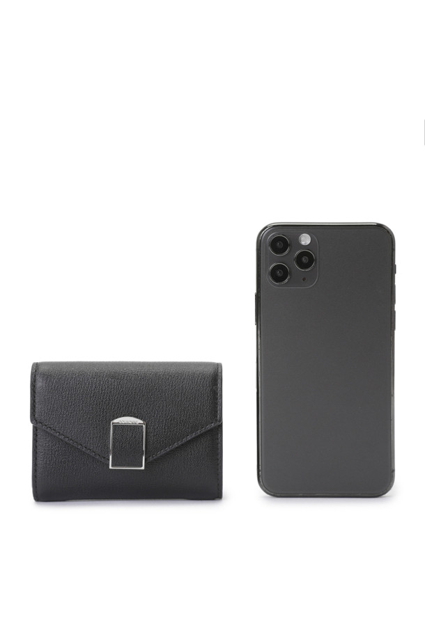 베르너(Verner) 반지갑은 시크하고 미니멀한 스타일을 선호하는 당신을 위한 아이템입니다. 엠보 패턴의 가죽 소재에 사각 디자인과 커브 장식이 더해져 클래식한 멋을 자아냅니다. 내부에는 1개의 지폐칸, 5개의 카드칸, 그리고 1개의 다용도칸이 있어 수납력을 높였습니다. 세미 하드 타입으로 제작되어 스크래치에 강하며, 24K 골드 유광 또는 니켈 하드웨어로 고급스러움을 더했습니다. 데이트룩, 모임룩, 오피스룩 등 다양한 TPO에 활용하여 세련된 스타일을 연출해보세요.
