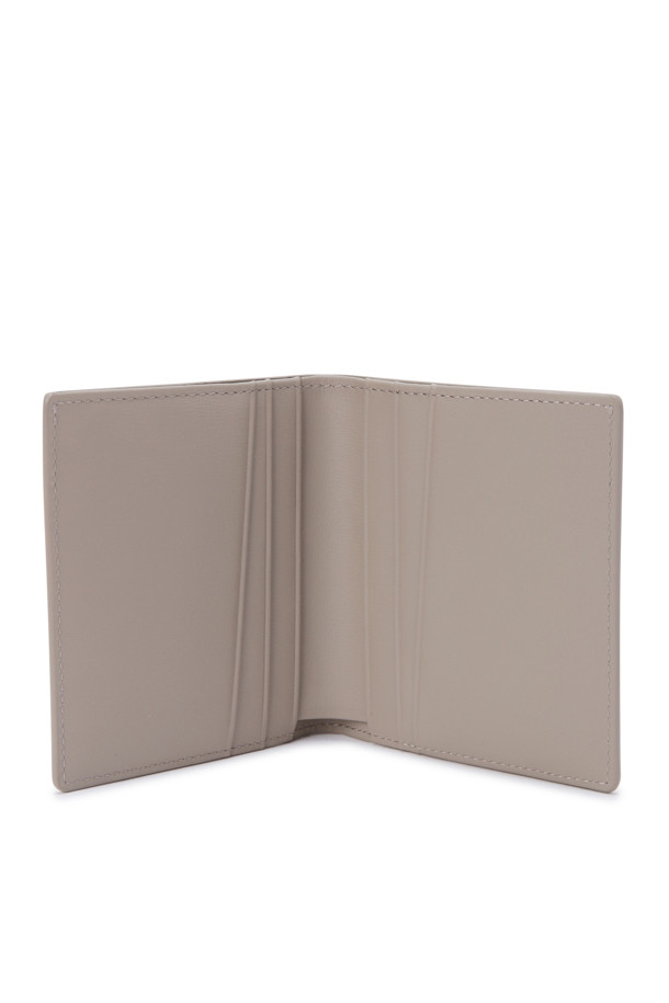 베이지 컬러의 벨로 반지갑입니다. 부드러운 소가죽 소재로 제작되었으며, 미니멀한 스타일을 추구하는 남녀 모두에게 잘 어울립니다. 카드칸 6개, 지폐칸 1개, 클리패스 카드칸 1개로 구성되어 컴팩트하면서도 실용적인 수납력을 제공합니다. 미니멀, 클래식, 시크 스타일을 즐기는 분들께 데이트룩, 쇼핑룩, 카페룩 등 다양한 TPO에 맞춰 활용하기 좋습니다. 손에 쏙 들어오는 미니 사이즈로 휴대성 또한 뛰어납니다.
