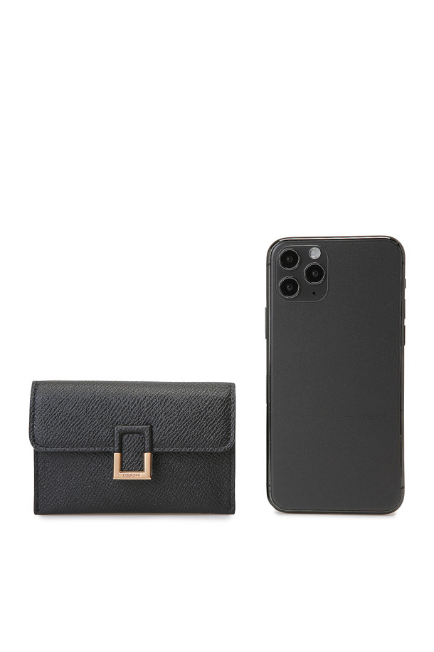 세련된 디자인의 일리안(Lilane) 아코디언 카드지갑입니다. 소가죽 소재에 리자드 엠보와 잔잔한 무늬를 더해 고급스러운 질감을 선사하며, 그린과 블랙 두 가지 색상으로 만나볼 수 있습니다. 아코디언 디자인과 하프 싸개 디테일이 돋보이며, 내부에는 4개의 카드칸과 명함 수납이 가능한 실용적인 구성입니다. 골드 또는 실버 컬러 하드웨어로 포인트를 주어 미니멀하면서도 세련된 스타일을 완성합니다. 데이트룩, 쇼핑룩, 카페룩 등 다양한 TPO에 맞춰 미니멀, 클래식, 시크한 스타일을 연출해보세요.
