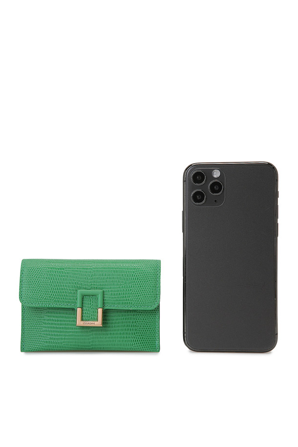 **일리안(Lilane) 아코디언 카드지갑**

세련된 디자인의 일리안(Lilane) 아코디언 카드지갑입니다. 소가죽 소재에 리자드 엠보 패턴을 더하여 고급스러운 질감을 살렸습니다. 그린, 블랙 두 가지 색상으로 출시되었으며, 하프 싸개와 골드/실버 하드웨어 장식이 돋보입니다. 아코디언 형태의 지갑으로 카드 4개를 수납할 수 있으며, 미니멀한 스타일에 어울리는 아이템입니다. 데이트룩, 쇼핑룩, 카페룩 등 다양한 TPO에 활용 가능하며, 미니멀, 클래식, 시크 스타일을 즐기는 분들께 추천합니다.
