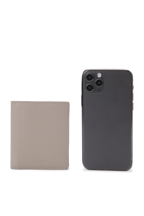 베이지 컬러의 벨로 반지갑입니다. 부드러운 소가죽 소재로 제작되었으며, 미니멀한 스타일을 추구하는 남녀 모두에게 잘 어울립니다. 카드칸 6개, 지폐칸 1개, 클리패스 카드칸 1개로 구성되어 컴팩트하면서도 실용적인 수납력을 제공합니다. 미니멀, 클래식, 시크 스타일을 즐기는 분들께 데이트룩, 쇼핑룩, 카페룩 등 다양한 TPO에 맞춰 활용하기 좋습니다. 손에 쏙 들어오는 미니 사이즈로 휴대성 또한 뛰어납니다.
