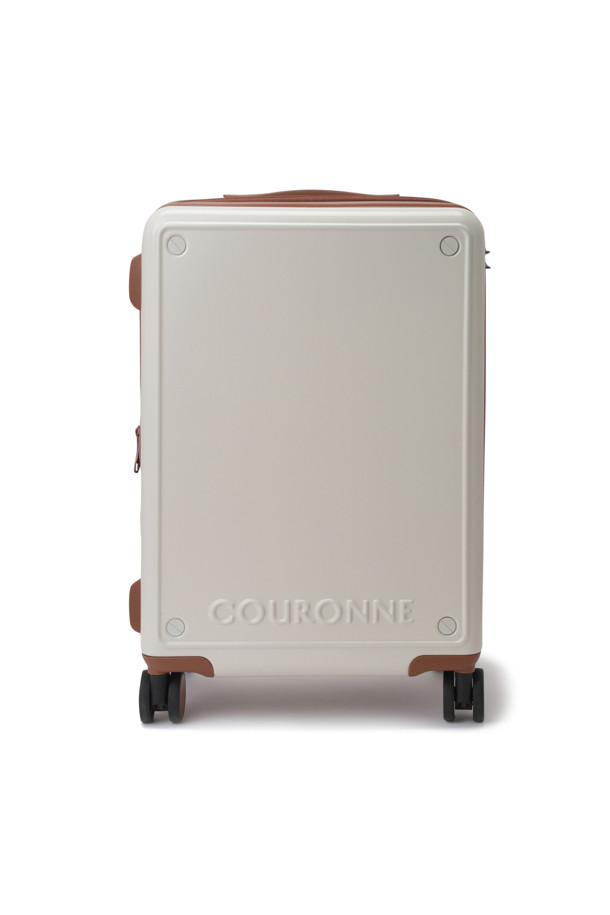 팜트리(Palm Tree) 캐리어는 21인치 기내용 사이즈의 화이트 색상 폴리카보네이트 캐리어입니다. 내충격성, 내후성, 내열성, 자기소화성을 갖춰 튼튼하며, 높이 조절 핸들과 골드 컬러 하드웨어, 금속 라벨이 디자인을 완성합니다. 사각형 모양에 지퍼형 잠금 방식이며, 내부에는 2개의 포켓과 2개의 지퍼가 있어 수납력을 높였습니다.
