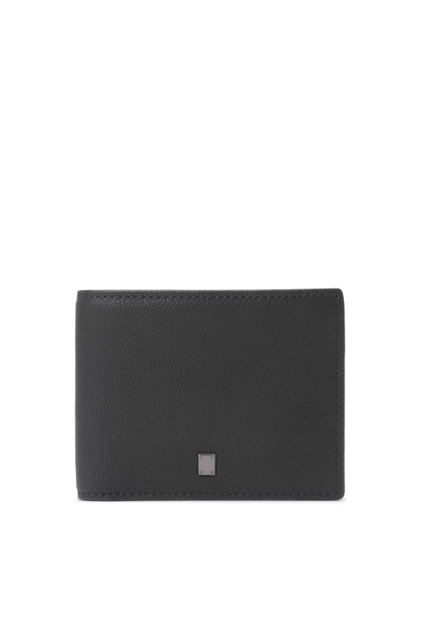 프론토(Pronto) 반지갑은 남성을 위한 블랙 컬러의 소가죽 반지갑입니다. 엠보 패턴이 적용되어 있으며, 흑실버 하드웨어 장식이 시크한 포인트를 더합니다. 내부에는 6개의 카드칸, 1개의 지폐칸, 2개의 오픈칸이 있어 수납력을 높였습니다. 비즈니스 캐주얼, 출근룩, 모임룩 등 TPO에 구애받지 않고, 클래식, 미니멀, 시크 스타일을 즐기는 남성에게 적합합니다. 지갑 타입은 반지갑이며, 클립 패스 기능은 없습니다.
