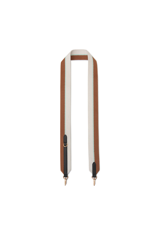 "버베나 크로스 21"은 소가죽 소재의 여성용 크로스백입니다. 미디엄 사이즈의 블랙 컬러, 무지 패턴으로 캐주얼한 스타일을 연출하며, 웨빙 스트랩 디테일이 돋보입니다. 탈부착 및 조절 가능한 스트랩으로 다양한 스타일 연출이 가능하며, 지퍼형 잠금 방식으로 내용물을 안전하게 보관할 수 있습니다. 내부 포켓 1개와 외부 포켓 1개, 골드 하드웨어, 탑 오픈 타입 디자인으로 실용성을 더해 여행룩과 일상룩에 모두 잘 어울립니다.
