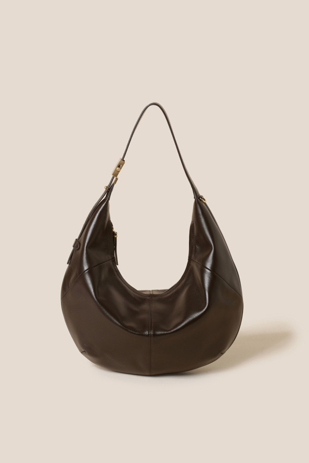 Faugeres 크로스 41은 부드러운 소가죽 소재의 여성용 미디엄 사이즈 반원형 가방입니다. 블랙, 그라운드 커피, 보르도, 라이트 카키 4가지 색상으로 출시되었으며, 심플하고 클래식한 스타일을 연출합니다. 지퍼형 잠금 방식과 길이 조절 가능한 크로스바디 스트랩으로 편리함을 더했습니다. 은은한 광택과 자연스러운 곡선 디자인이 특징이며, 내부 지퍼 포켓 1개와 오픈 포켓 1개로 실용성을 높였습니다. 출근룩, 모임룩 등 다양한 TPO에 미니멀하고 시크한 스타일을 더해줍니다.
