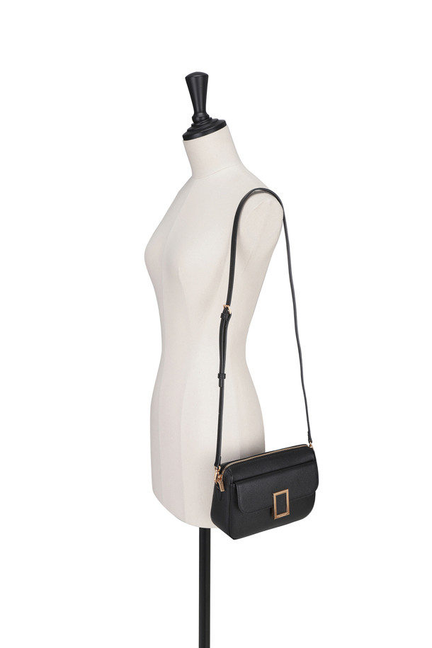 "버베나 크로스 21"은 소가죽 소재의 여성용 크로스백입니다. 미디엄 사이즈의 블랙 컬러, 무지 패턴으로 캐주얼한 스타일을 연출하며, 웨빙 스트랩 디테일이 돋보입니다. 탈부착 및 조절 가능한 스트랩으로 다양한 스타일 연출이 가능하며, 지퍼형 잠금 방식으로 내용물을 안전하게 보관할 수 있습니다. 내부 포켓 1개와 외부 포켓 1개, 골드 하드웨어, 탑 오픈 타입 디자인으로 실용성을 더해 여행룩과 일상룩에 모두 잘 어울립니다.
