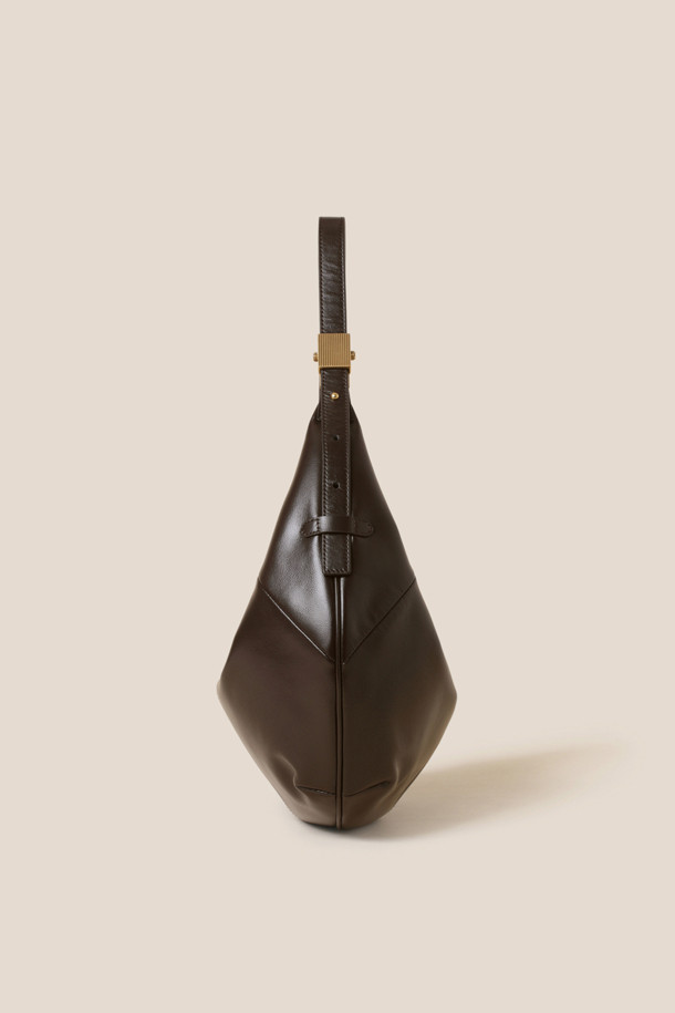 Faugeres 크로스 41은 부드러운 소가죽 소재의 여성용 미디엄 사이즈 반원형 가방입니다. 블랙, 그라운드 커피, 보르도, 라이트 카키 4가지 색상으로 출시되었으며, 심플하고 클래식한 스타일을 연출합니다. 지퍼형 잠금 방식과 길이 조절 가능한 크로스바디 스트랩으로 편리함을 더했습니다. 은은한 광택과 자연스러운 곡선 디자인이 특징이며, 내부 지퍼 포켓 1개와 오픈 포켓 1개로 실용성을 높였습니다. 출근룩, 모임룩 등 다양한 TPO에 미니멀하고 시크한 스타일을 더해줍니다.
