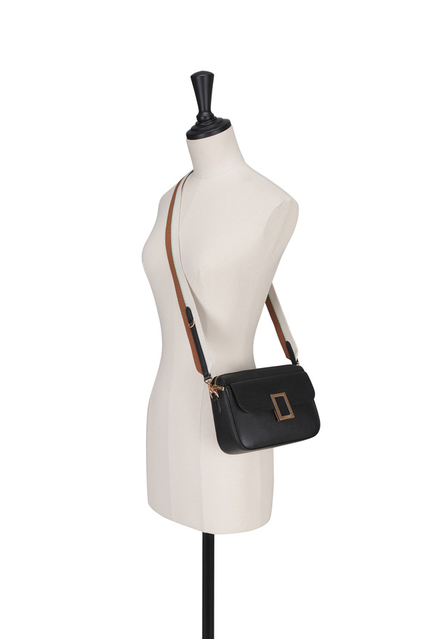 "버베나 크로스 21"은 소가죽 소재의 여성용 크로스백입니다. 미디엄 사이즈의 블랙 컬러, 무지 패턴으로 캐주얼한 스타일을 연출하며, 웨빙 스트랩 디테일이 돋보입니다. 탈부착 및 조절 가능한 스트랩으로 다양한 스타일 연출이 가능하며, 지퍼형 잠금 방식으로 내용물을 안전하게 보관할 수 있습니다. 내부 포켓 1개와 외부 포켓 1개, 골드 하드웨어, 탑 오픈 타입 디자인으로 실용성을 더해 여행룩과 일상룩에 모두 잘 어울립니다.
