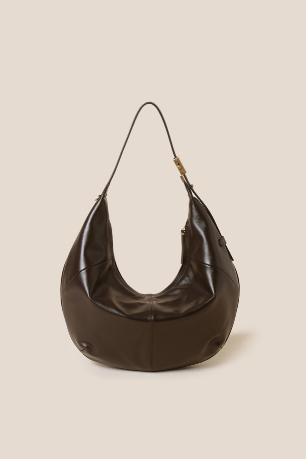 Faugeres 크로스 41은 부드러운 소가죽 소재의 여성용 미디엄 사이즈 반원형 가방입니다. 블랙, 그라운드 커피, 보르도, 라이트 카키 4가지 색상으로 출시되었으며, 심플하고 클래식한 스타일을 연출합니다. 지퍼형 잠금 방식과 길이 조절 가능한 크로스바디 스트랩으로 편리함을 더했습니다. 은은한 광택과 자연스러운 곡선 디자인이 특징이며, 내부 지퍼 포켓 1개와 오픈 포켓 1개로 실용성을 높였습니다. 출근룩, 모임룩 등 다양한 TPO에 미니멀하고 시크한 스타일을 더해줍니다.
