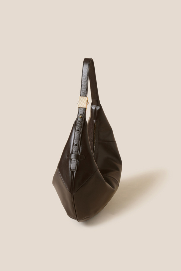 Faugeres 크로스 41은 부드러운 소가죽 소재의 여성용 미디엄 사이즈 반원형 가방입니다. 블랙, 그라운드 커피, 보르도, 라이트 카키 4가지 색상으로 출시되었으며, 심플하고 클래식한 스타일을 연출합니다. 지퍼형 잠금 방식과 길이 조절 가능한 크로스바디 스트랩으로 편리함을 더했습니다. 은은한 광택과 자연스러운 곡선 디자인이 특징이며, 내부 지퍼 포켓 1개와 오픈 포켓 1개로 실용성을 높였습니다. 출근룩, 모임룩 등 다양한 TPO에 미니멀하고 시크한 스타일을 더해줍니다.
