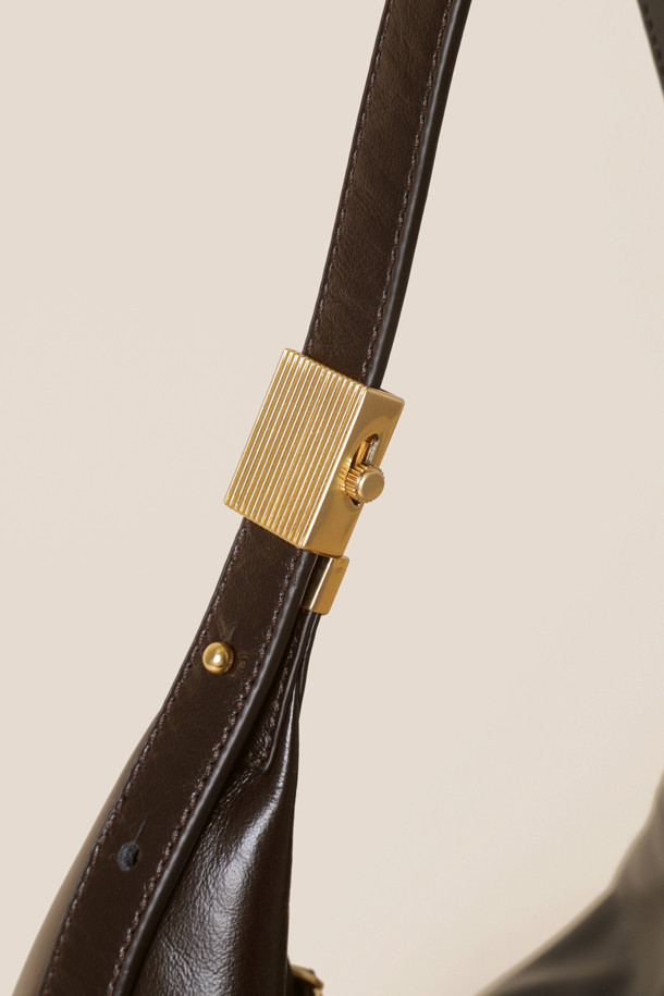 Faugeres 크로스 41은 부드러운 소가죽 소재의 여성용 미디엄 사이즈 반원형 가방입니다. 블랙, 그라운드 커피, 보르도, 라이트 카키 4가지 색상으로 출시되었으며, 심플하고 클래식한 스타일을 연출합니다. 지퍼형 잠금 방식과 길이 조절 가능한 크로스바디 스트랩으로 편리함을 더했습니다. 은은한 광택과 자연스러운 곡선 디자인이 특징이며, 내부 지퍼 포켓 1개와 오픈 포켓 1개로 실용성을 높였습니다. 출근룩, 모임룩 등 다양한 TPO에 미니멀하고 시크한 스타일을 더해줍니다.
