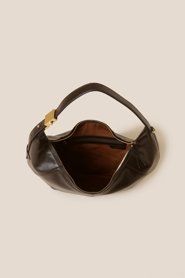 Faugeres 크로스 41은 부드러운 소가죽 소재의 여성용 미디엄 사이즈 반원형 가방입니다. 블랙, 그라운드 커피, 보르도, 라이트 카키 4가지 색상으로 출시되었으며, 심플하고 클래식한 스타일을 연출합니다. 지퍼형 잠금 방식과 길이 조절 가능한 크로스바디 스트랩으로 편리함을 더했습니다. 은은한 광택과 자연스러운 곡선 디자인이 특징이며, 내부 지퍼 포켓 1개와 오픈 포켓 1개로 실용성을 높였습니다. 출근룩, 모임룩 등 다양한 TPO에 미니멀하고 시크한 스타일을 더해줍니다.
