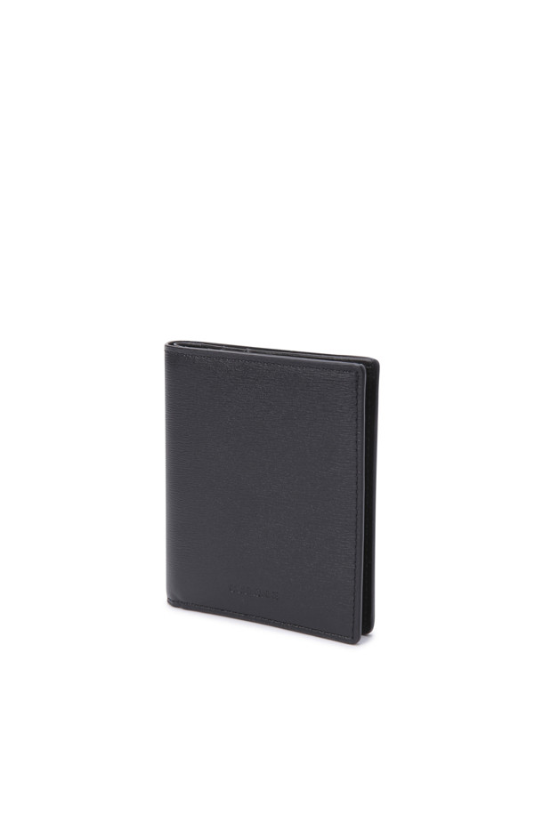 벨로(Velo) 반지갑은 부드러운 터치감과 미니멀한 디자인이 돋보이는 소가죽 반지갑입니다. 사피아노 타입 엠보 가죽으로 제작되어 스크래치와 이염에 강하며, 콤팩트한 사각 디자인으로 제작되었습니다. 내부에는 6개의 카드칸, 1개의 지폐칸, 그리고 클리패스 카드칸 1개가 있어 수납력을 높였습니다. 데이트룩이나 출근룩과 같은 일상에 미니멀하고 클래식한 스타일을 더해 시크한 매력을 연출해보세요.
