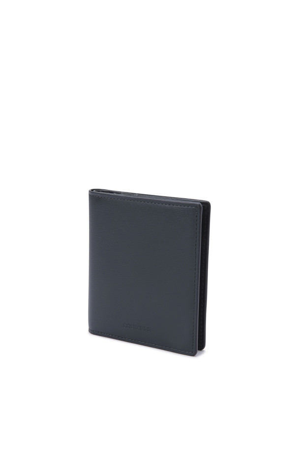 벨로(Velo) 반지갑은 미니멀한 스타일을 추구하는 남녀 모두를 위한 사각 형태의 반지갑입니다. 부드러운 촉감의 소가죽 사피아노 소재로 제작되어 견고하며, 스크래치 및 이염 방지 기능으로 실용성을 더했습니다. 카드칸 6개, 지폐칸 1개, 클립패스 카드칸 1개로 구성되어 수납력을 높였으며, 콤팩트한 사이즈로 휴대성을 강조했습니다. 데이트룩, 오피스룩, 비즈니스 캐주얼 등 다양한 TPO에 매치하여 시크하고 클래식한 스타일을 연출할 수 있습니다.
