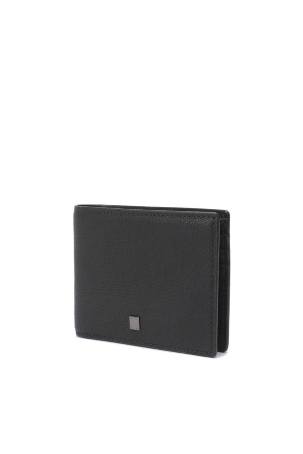 프론토(Pronto) 반지갑은 남성을 위한 블랙 컬러의 소가죽 반지갑입니다. 엠보 패턴이 적용되어 있으며, 흑실버 하드웨어 장식이 시크한 포인트를 더합니다. 내부에는 6개의 카드칸, 1개의 지폐칸, 2개의 오픈칸이 있어 수납력을 높였습니다. 비즈니스 캐주얼, 출근룩, 모임룩 등 TPO에 구애받지 않고, 클래식, 미니멀, 시크 스타일을 즐기는 남성에게 적합합니다. 지갑 타입은 반지갑이며, 클립 패스 기능은 없습니다.
