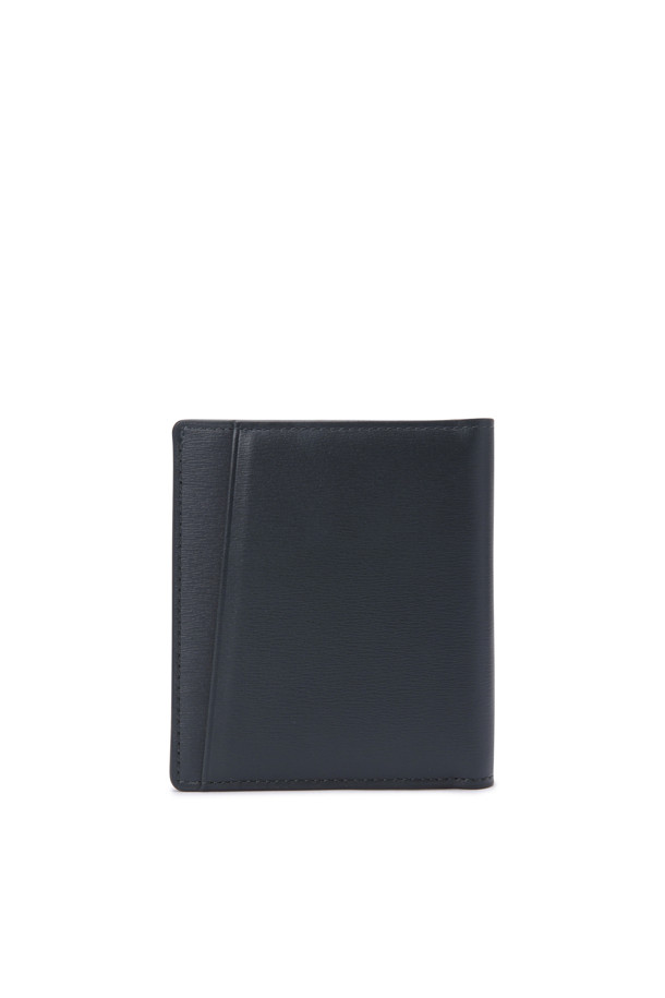 벨로(Velo) 반지갑은 미니멀한 스타일을 추구하는 남녀 모두를 위한 사각 형태의 반지갑입니다. 부드러운 촉감의 소가죽 사피아노 소재로 제작되어 견고하며, 스크래치 및 이염 방지 기능으로 실용성을 더했습니다. 카드칸 6개, 지폐칸 1개, 클립패스 카드칸 1개로 구성되어 수납력을 높였으며, 콤팩트한 사이즈로 휴대성을 강조했습니다. 데이트룩, 오피스룩, 비즈니스 캐주얼 등 다양한 TPO에 매치하여 시크하고 클래식한 스타일을 연출할 수 있습니다.
