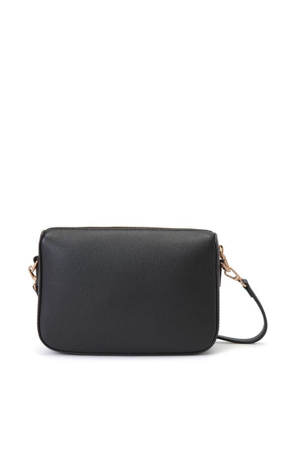 "버베나 크로스 21"은 소가죽 소재의 여성용 크로스백입니다. 미디엄 사이즈의 블랙 컬러, 무지 패턴으로 캐주얼한 스타일을 연출하며, 웨빙 스트랩 디테일이 돋보입니다. 탈부착 및 조절 가능한 스트랩으로 다양한 스타일 연출이 가능하며, 지퍼형 잠금 방식으로 내용물을 안전하게 보관할 수 있습니다. 내부 포켓 1개와 외부 포켓 1개, 골드 하드웨어, 탑 오픈 타입 디자인으로 실용성을 더해 여행룩과 일상룩에 모두 잘 어울립니다.
