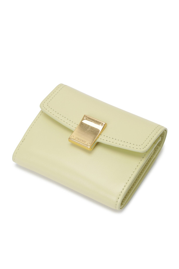 라비스(Rabis) 슬림 미니 반지갑은 소가죽 소재의 여성 반지갑입니다. 아이보리 컬러에 사각 무늬가 돋보이며, 사각 장식과 빈티지 골드 컬러 하드웨어로 포인트를 더했습니다. 슬림한 디자인으로 휴대성이 뛰어나며, 내부에는 동전, 지폐, 카드를 효율적으로 수납할 수 있습니다. 지폐칸 1개, 카드칸 6개, 내부 코인지퍼칸 1개로 구성되어 데이트룩, 쇼핑룩, 모임룩 등 다양한 TPO에 클래식, 미니멀, 시크한 스타일을 연출하기 좋습니다.
