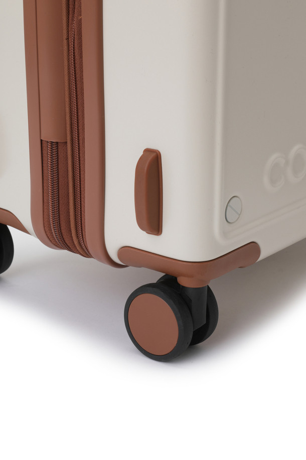 팜트리(Palm Tree) 캐리어는 21인치 기내용 사이즈의 화이트 색상 폴리카보네이트 캐리어입니다. 내충격성, 내후성, 내열성, 자기소화성을 갖춰 튼튼하며, 높이 조절 핸들과 골드 컬러 하드웨어, 금속 라벨이 디자인을 완성합니다. 사각형 모양에 지퍼형 잠금 방식이며, 내부에는 2개의 포켓과 2개의 지퍼가 있어 수납력을 높였습니다.
