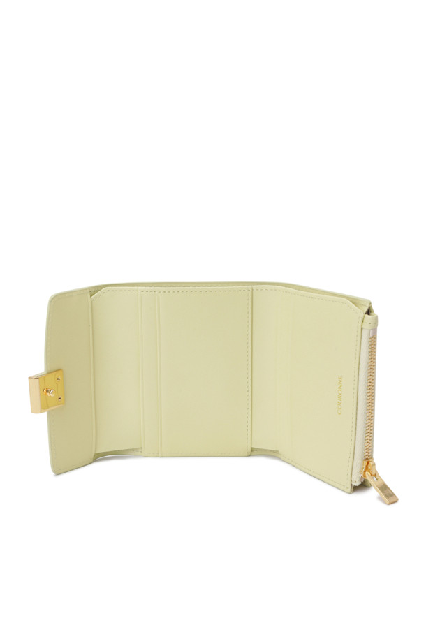 라비스(Rabis) 슬림 미니 반지갑은 소가죽 소재의 여성 반지갑입니다. 아이보리 컬러에 사각 무늬가 돋보이며, 사각 장식과 빈티지 골드 컬러 하드웨어로 포인트를 더했습니다. 슬림한 디자인으로 휴대성이 뛰어나며, 내부에는 동전, 지폐, 카드를 효율적으로 수납할 수 있습니다. 지폐칸 1개, 카드칸 6개, 내부 코인지퍼칸 1개로 구성되어 데이트룩, 쇼핑룩, 모임룩 등 다양한 TPO에 클래식, 미니멀, 시크한 스타일을 연출하기 좋습니다.
