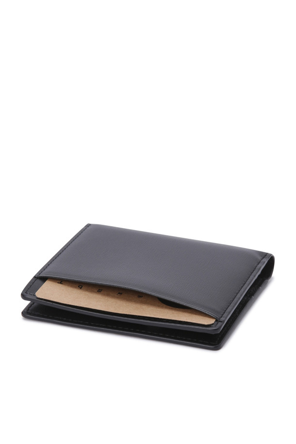 벨로(Velo) 반지갑은 부드러운 터치감과 미니멀한 디자인이 돋보이는 소가죽 반지갑입니다. 사피아노 타입 엠보 가죽으로 제작되어 스크래치와 이염에 강하며, 콤팩트한 사각 디자인으로 제작되었습니다. 내부에는 6개의 카드칸, 1개의 지폐칸, 그리고 클리패스 카드칸 1개가 있어 수납력을 높였습니다. 데이트룩이나 출근룩과 같은 일상에 미니멀하고 클래식한 스타일을 더해 시크한 매력을 연출해보세요.
