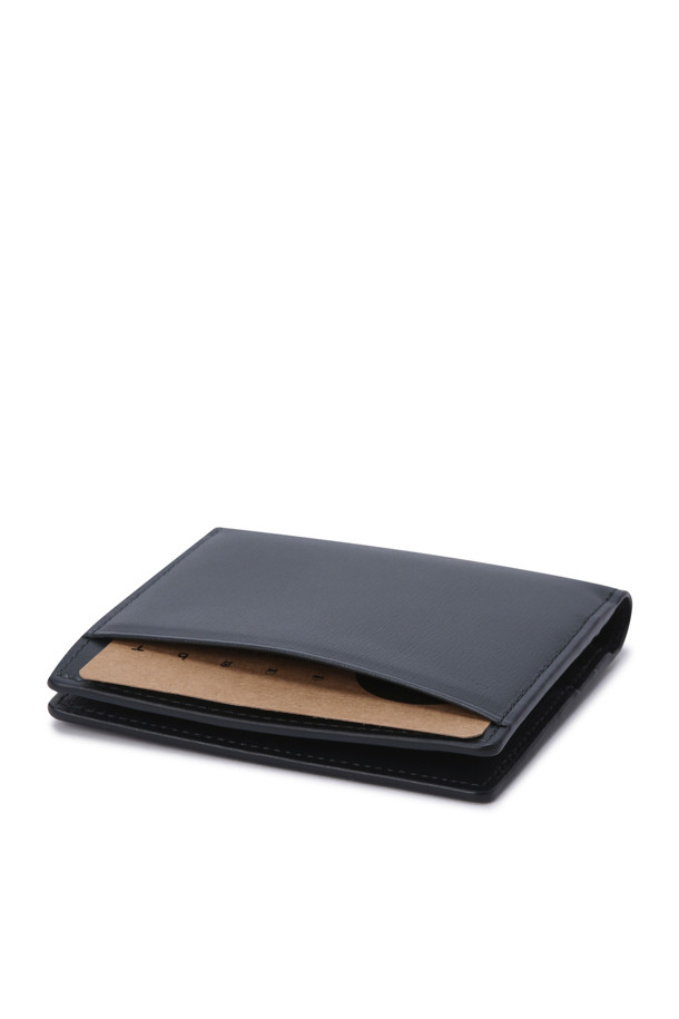 벨로(Velo) 반지갑은 미니멀한 스타일을 추구하는 남녀 모두를 위한 사각 형태의 반지갑입니다. 부드러운 촉감의 소가죽 사피아노 소재로 제작되어 견고하며, 스크래치 및 이염 방지 기능으로 실용성을 더했습니다. 카드칸 6개, 지폐칸 1개, 클립패스 카드칸 1개로 구성되어 수납력을 높였으며, 콤팩트한 사이즈로 휴대성을 강조했습니다. 데이트룩, 오피스룩, 비즈니스 캐주얼 등 다양한 TPO에 매치하여 시크하고 클래식한 스타일을 연출할 수 있습니다.
