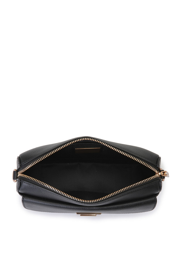 "버베나 크로스 21"은 소가죽 소재의 여성용 크로스백입니다. 미디엄 사이즈의 블랙 컬러, 무지 패턴으로 캐주얼한 스타일을 연출하며, 웨빙 스트랩 디테일이 돋보입니다. 탈부착 및 조절 가능한 스트랩으로 다양한 스타일 연출이 가능하며, 지퍼형 잠금 방식으로 내용물을 안전하게 보관할 수 있습니다. 내부 포켓 1개와 외부 포켓 1개, 골드 하드웨어, 탑 오픈 타입 디자인으로 실용성을 더해 여행룩과 일상룩에 모두 잘 어울립니다.
