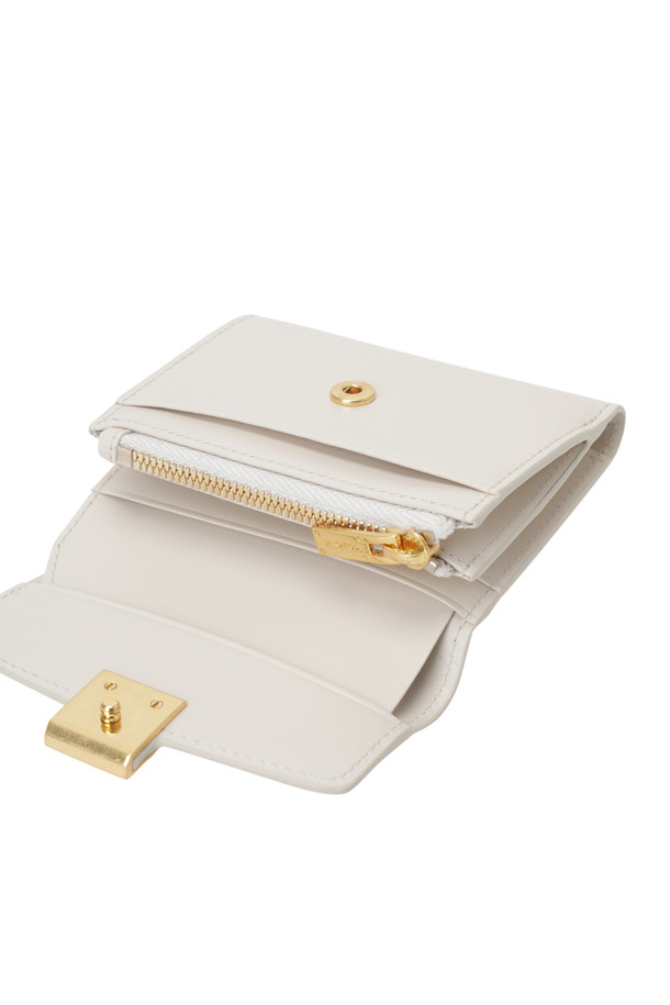 라비스(Rabis) 슬림 미니 반지갑은 소가죽 소재의 여성용 반지갑입니다. 사각 무늬와 사각 장식으로 디자인되었으며, 슬림한 디자인과 광택감 있는 소재가 특징입니다. 내부에는 지폐칸 1개, 카드칸 6개, 동전칸 1개가 있어 수납력을 높였습니다. 데이트룩, 쇼핑룩, 카페룩 등 다양한 TPO에 어울리며, 클래식, 미니멀, 시크 스타일을 연출하기 좋습니다. 빈티지 골드 컬러의 하드웨어가 고급스러운 포인트를 더합니다.
