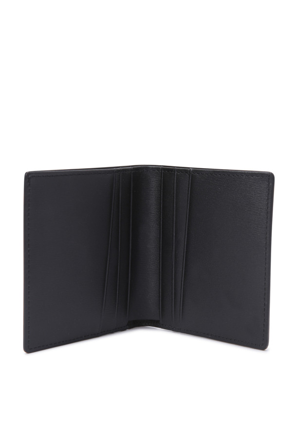 벨로(Velo) 반지갑은 부드러운 터치감과 미니멀한 디자인이 돋보이는 소가죽 반지갑입니다. 사피아노 타입 엠보 가죽으로 제작되어 스크래치와 이염에 강하며, 콤팩트한 사각 디자인으로 제작되었습니다. 내부에는 6개의 카드칸, 1개의 지폐칸, 그리고 클리패스 카드칸 1개가 있어 수납력을 높였습니다. 데이트룩이나 출근룩과 같은 일상에 미니멀하고 클래식한 스타일을 더해 시크한 매력을 연출해보세요.
