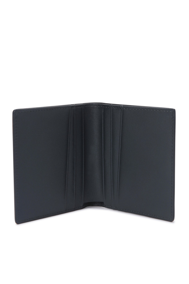 벨로(Velo) 반지갑은 미니멀한 스타일을 추구하는 남녀 모두를 위한 사각 형태의 반지갑입니다. 부드러운 촉감의 소가죽 사피아노 소재로 제작되어 견고하며, 스크래치 및 이염 방지 기능으로 실용성을 더했습니다. 카드칸 6개, 지폐칸 1개, 클립패스 카드칸 1개로 구성되어 수납력을 높였으며, 콤팩트한 사이즈로 휴대성을 강조했습니다. 데이트룩, 오피스룩, 비즈니스 캐주얼 등 다양한 TPO에 매치하여 시크하고 클래식한 스타일을 연출할 수 있습니다.
