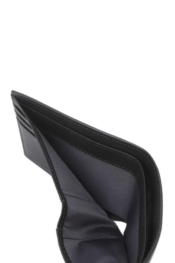 프론토(Pronto) 반지갑은 남성을 위한 블랙 컬러의 소가죽 반지갑입니다. 엠보 패턴이 적용되어 있으며, 흑실버 하드웨어 장식이 시크한 포인트를 더합니다. 내부에는 6개의 카드칸, 1개의 지폐칸, 2개의 오픈칸이 있어 수납력을 높였습니다. 비즈니스 캐주얼, 출근룩, 모임룩 등 TPO에 구애받지 않고, 클래식, 미니멀, 시크 스타일을 즐기는 남성에게 적합합니다. 지갑 타입은 반지갑이며, 클립 패스 기능은 없습니다.
